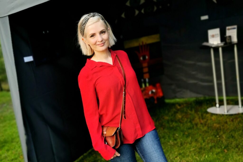 Mimo Warton Art is Life taidenäyttelyssä Helsingissä esillä maalauksia ja veistoksia.