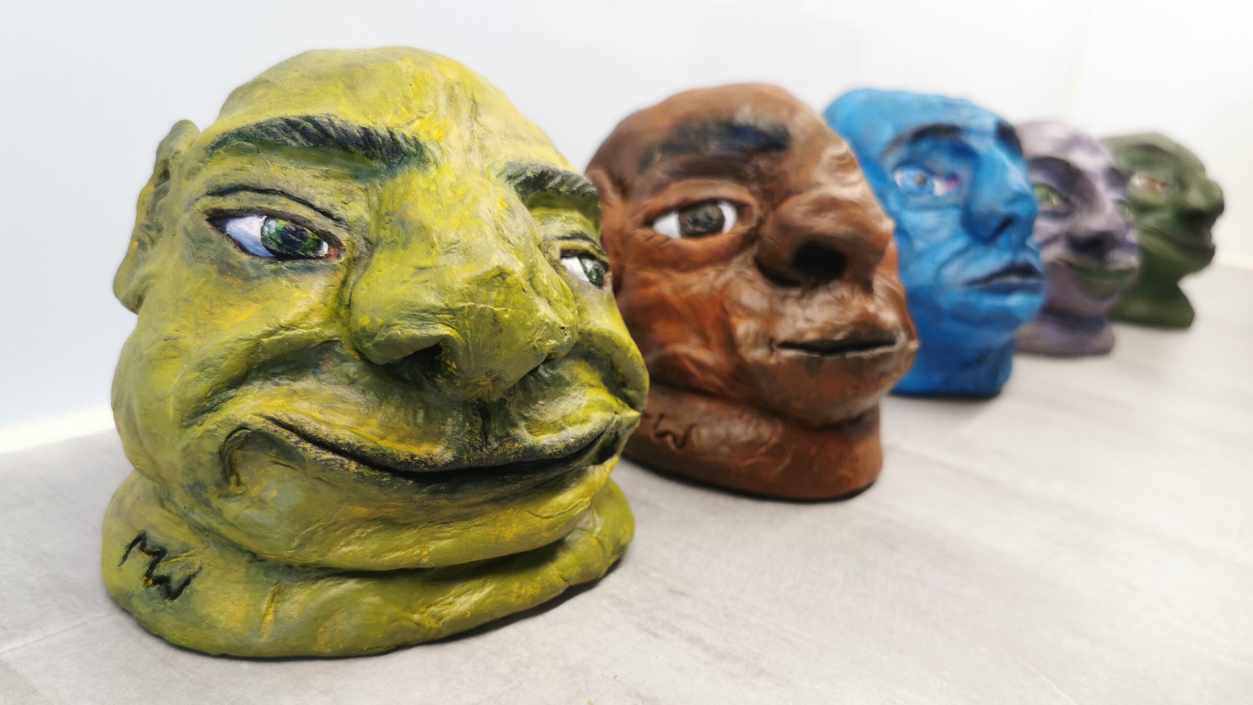 Art exhibition showcasing Mimo Warto's sculptures. The collection is displayed in the Entresse.