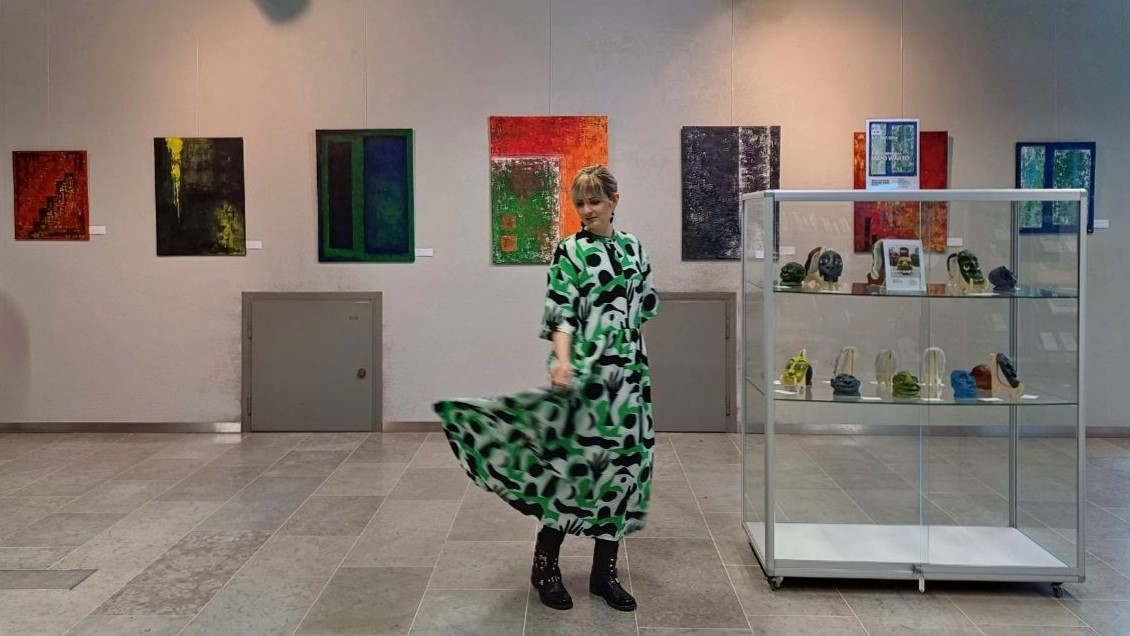 Art exhibition showcasing Mimo Warto's paintings. The collection is displayed in the Entresse.